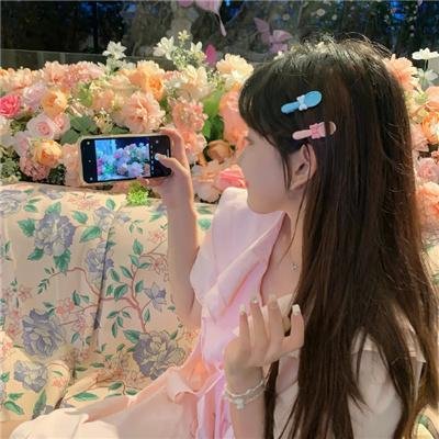 戴流苏耳环的少女
